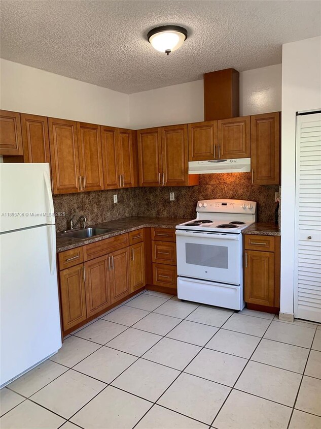 Primary Photo - 452 SW 10th St