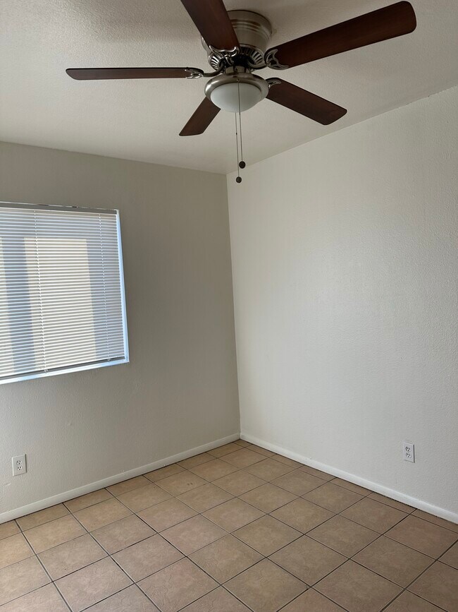 Building Photo - 1321 W Vogel Ave