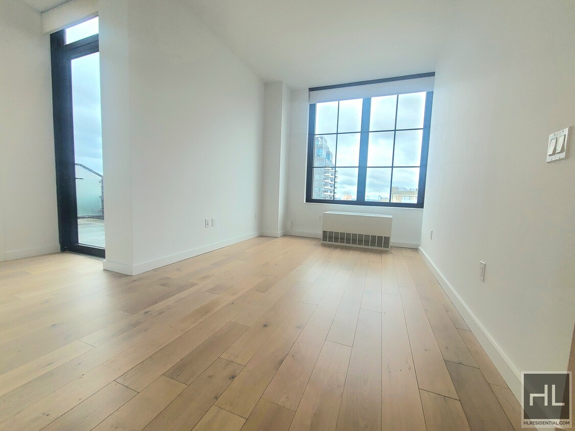 Foto principal - 144-74 NORTHERN BOULEVARD