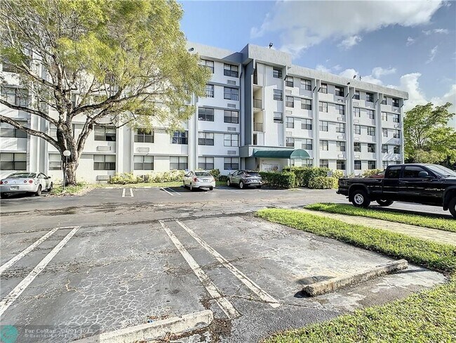 Building Photo - 2501 Riverside Dr