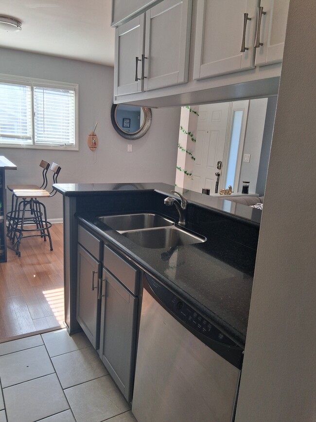 Building Photo - 423 W 8th St