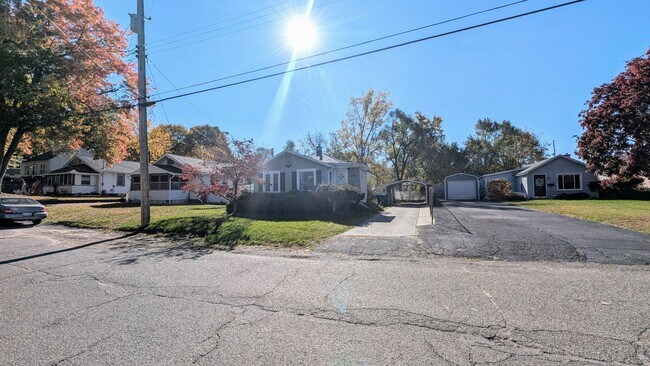 Foto del edificio - Three Bedroom Home in Kalamazoo