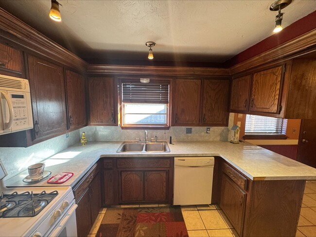 Building Photo - 3 bedroom 2 bath ready for move in , Moore...