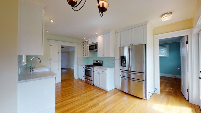 Building Photo - Beautiful Craftsman 2 Bedroom North Park Home!