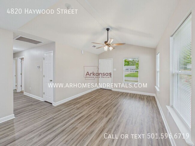 Foto del edificio - 4820 Haywood St
