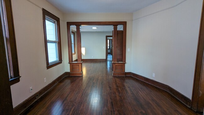 Building Photo - 121 Louis St