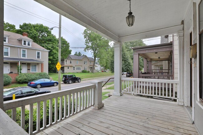 Foto del edificio - Large 5 Bedroom North Campus Townhouse - 1...