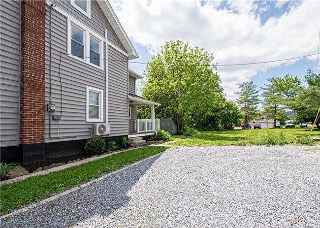 Building Photo - Beautifully updated THREE BEDROOM - Southe...