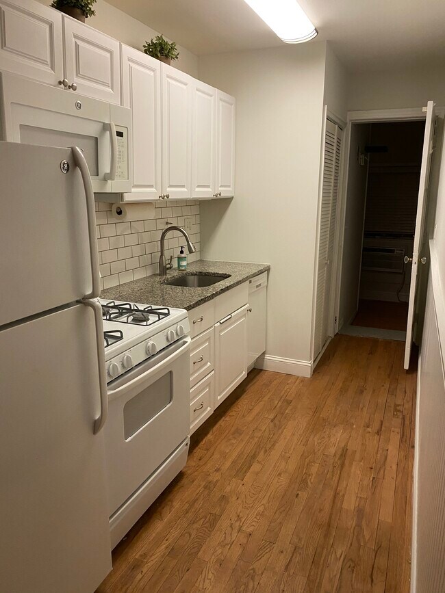 Foto del edificio - 2225 40th Pl NW
