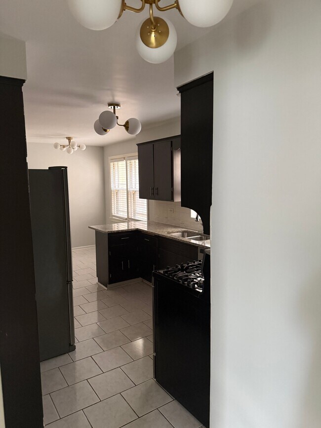 Foto del edificio - 2854 W Farragut Ave