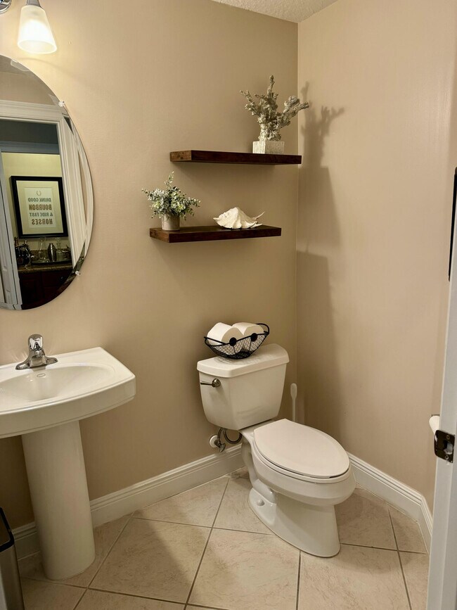 Building Photo - 4488 Hickory Dr
