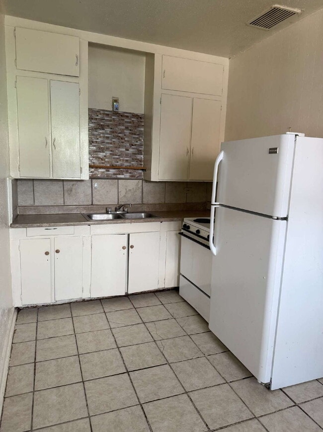 Building Photo - Super Affordable One Bedroom Close to i10 ...