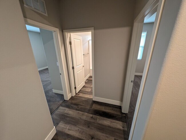 Building Photo - 1039 Forest Falcon Dr