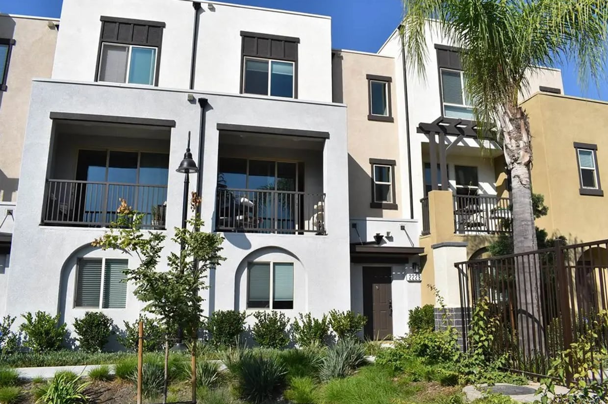 Primary Photo - Awesome Spacious Townhome