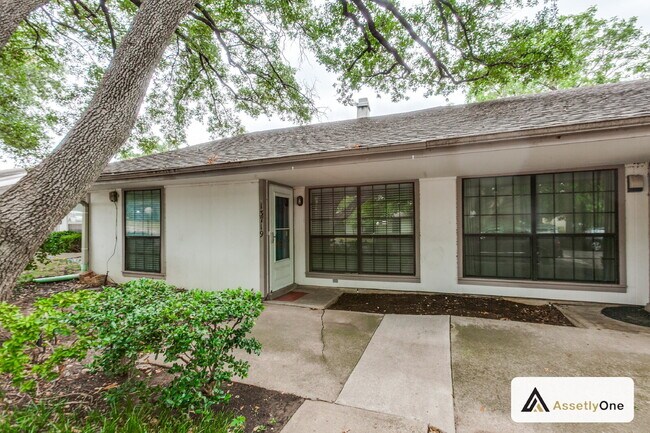 Building Photo - Updated North Dallas Townhome | 2 Pools | Clubhouse | Richardson ISD | Private Backyard