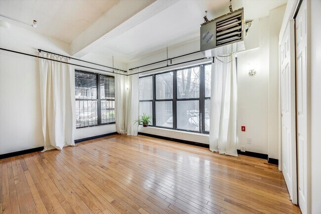 Building Photo - 2 Union St