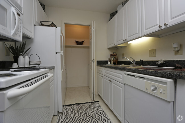 Kitchen - Stoneledge Plantation Apartments