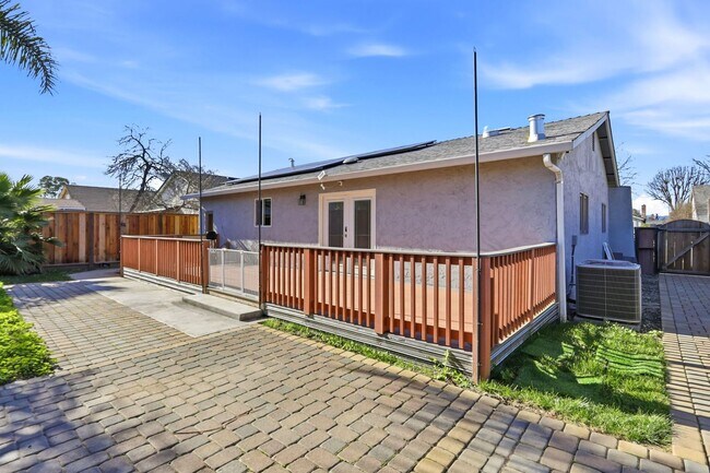 Building Photo - Turnkey Open-Concept Home with Central A/C & Solar