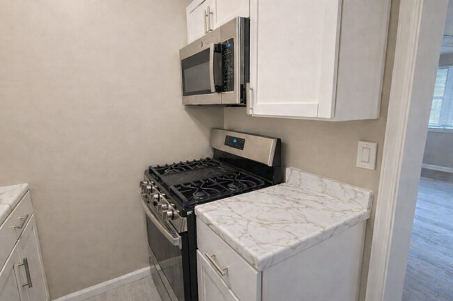 Foto del edificio - 2026 Move-In Special – $500 LEASE SIGNING BONUS!! Comfortable 2BR Condo with Easy Metro Access
