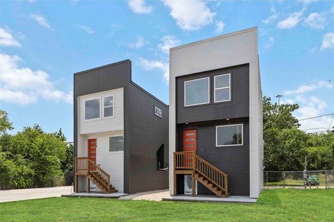 Building Photo - 2112 Des Chaumes St