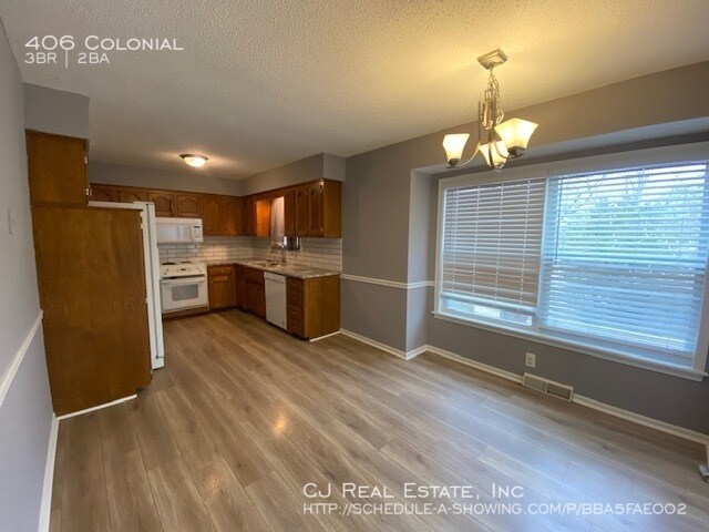 Building Photo - 406 NE Colonial Ct