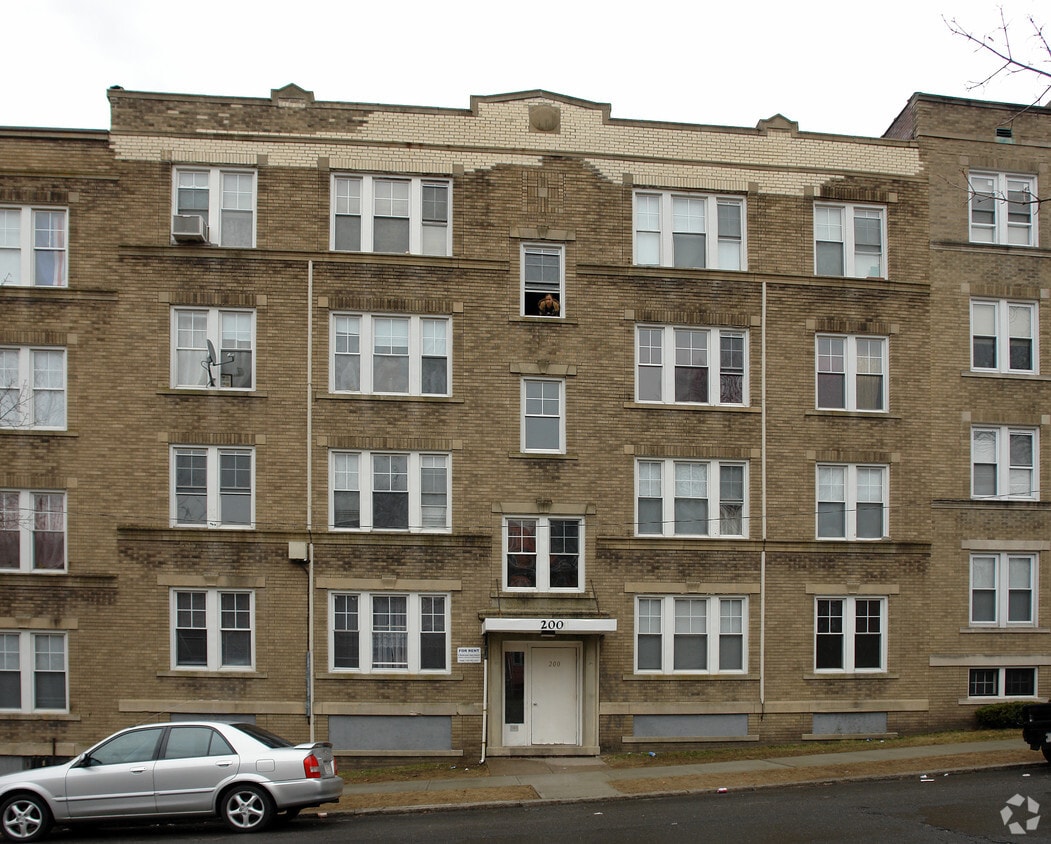 Primary Photo - 200 Oak St