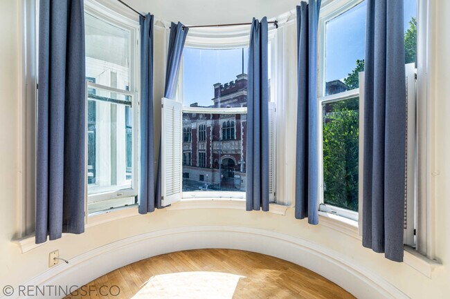 Building Photo - Grand Scale 3 Beds x2 Baths Flat in Lower ...