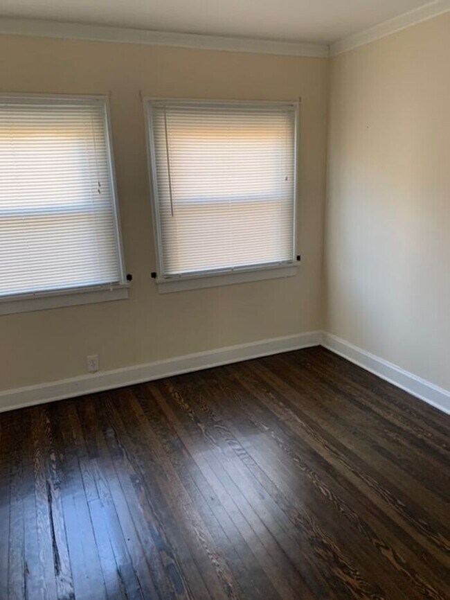 Building Photo - Freshly Painted 4 bedroom 1 bath Home