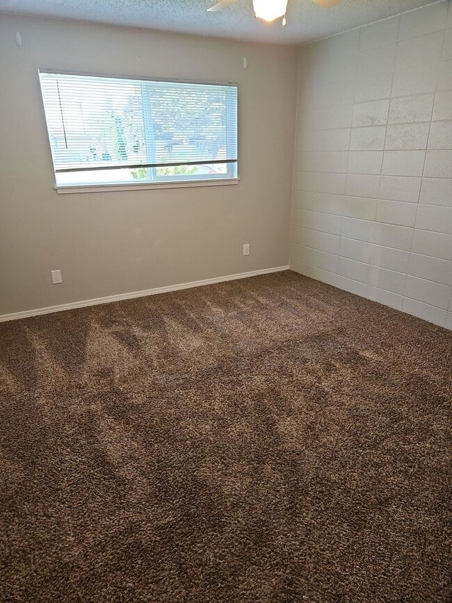 Building Photo - One Bedroom Apartment!