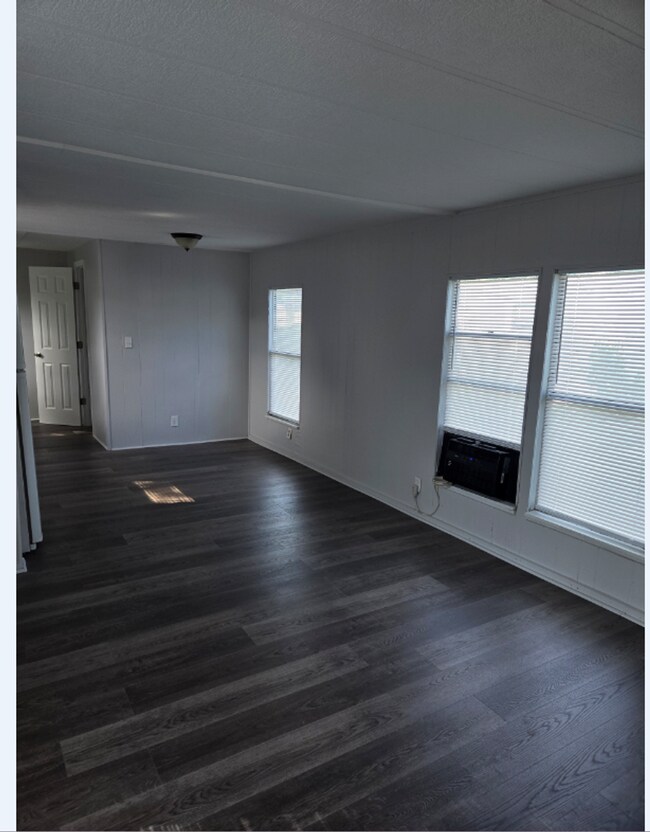 Building Photo - 2 Bedroom 1 Bath Mobile Home