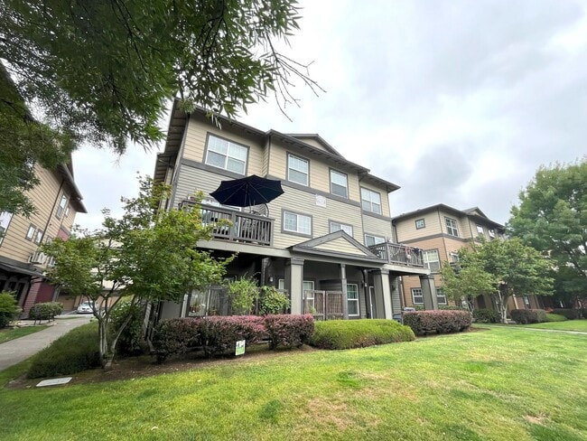 Building Photo - Charming 2-Bed Townhome in Sherwood with P...