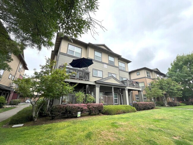 Foto del edificio - Charming 2-Bed Townhome in Sherwood with P...