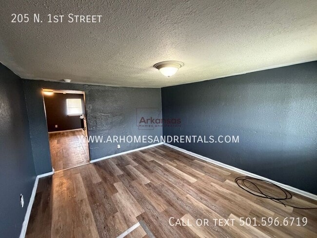 Building Photo - 205 N 1st St