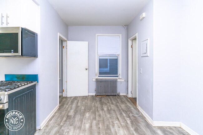 Foto del edificio - 324 E 9th St