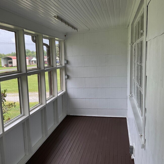 Foto del edificio - Farm house with 3 bedrooms, 1 1/2 baths