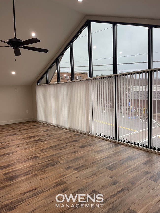 Upscale Living in Downtown Apartment - Upscale Living in Downtown Apartment