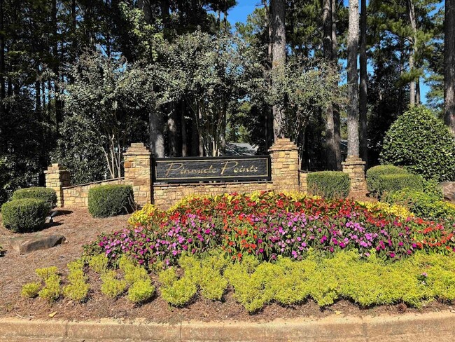 Foto del edificio - 905 Greensboro Rd