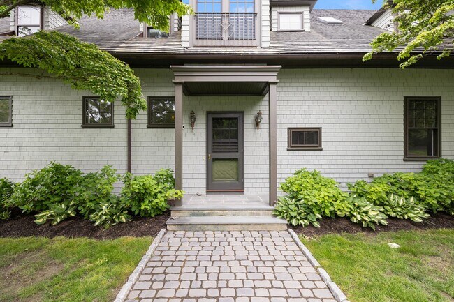 Photo - 33 Beacon Hill Rd (Newport, RI) House