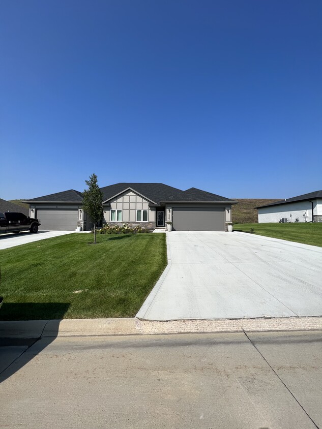 Primary Photo - 1229 Blackhawk Ct