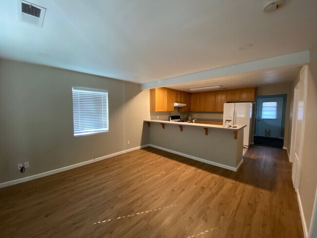 Building Photo - Adorable smaller house with open floor plan