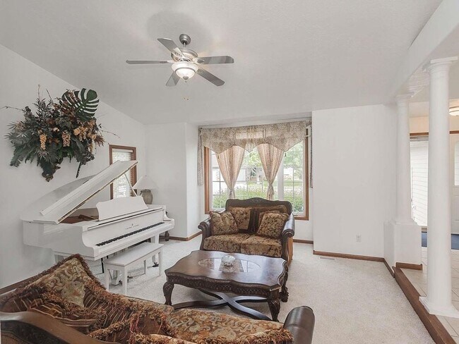 Foto del edificio - 5 Bedroom, 3 Bath Single Family Home