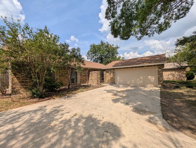 Foto del edificio - 619 Summerwood Dr