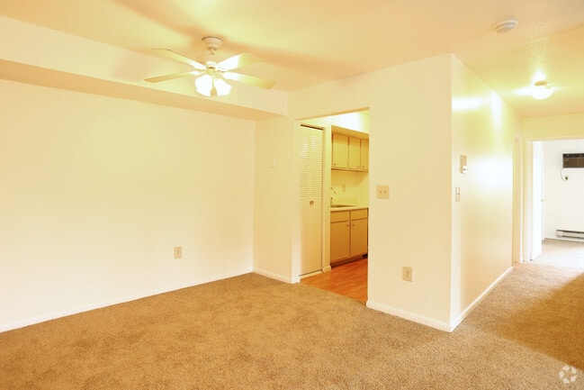 Living Room - Highland Club Apartments