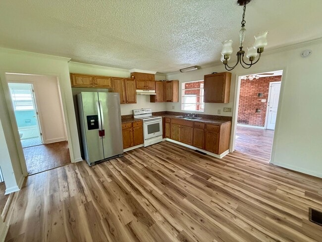 Building Photo - Four bedroom, 2 bath house in Burlington