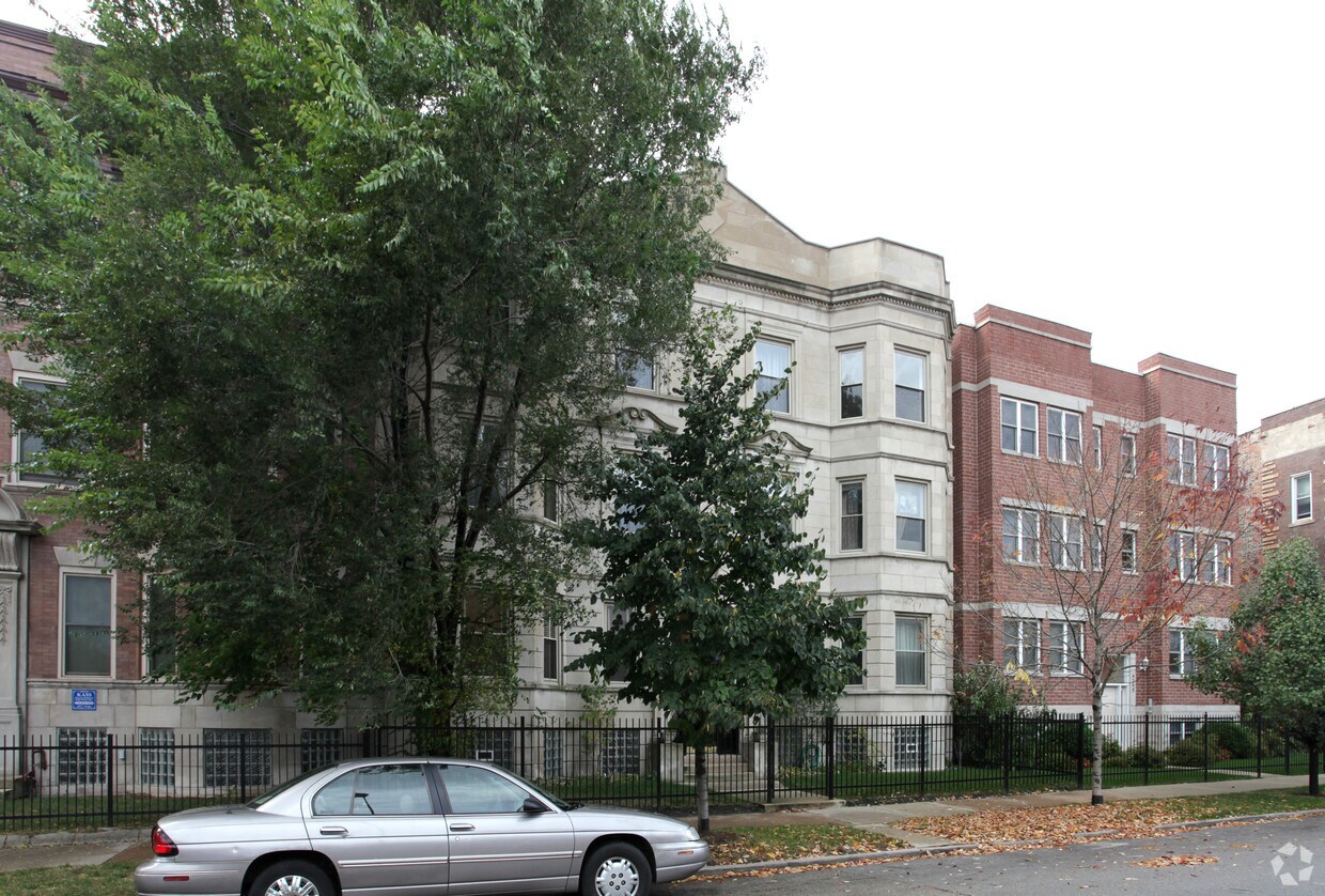 Building Photo - 4350-4352 S Lake Park Ave
