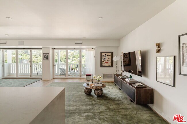 Foto del edificio - 999 N Doheny Dr