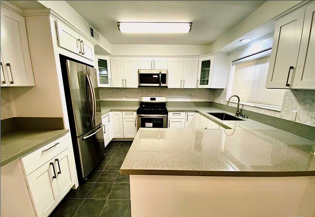 Building Photo - 408 N Palm Dr