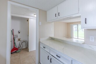 Building Photo - 15919 Golf Club Dr