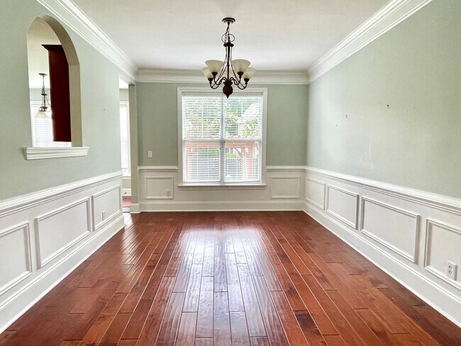 Building Photo - Gorgeous Home in Hunt Club!