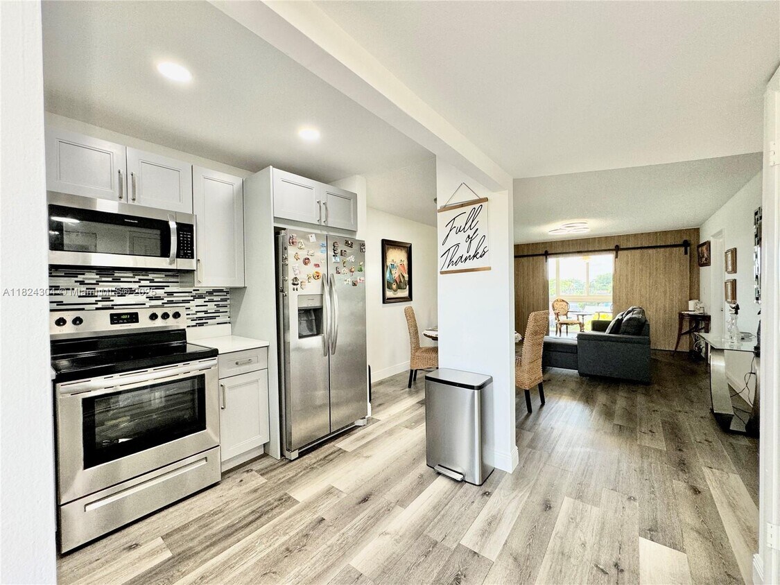 Foto principal - 8305 Sunrise Lakes Blvd
